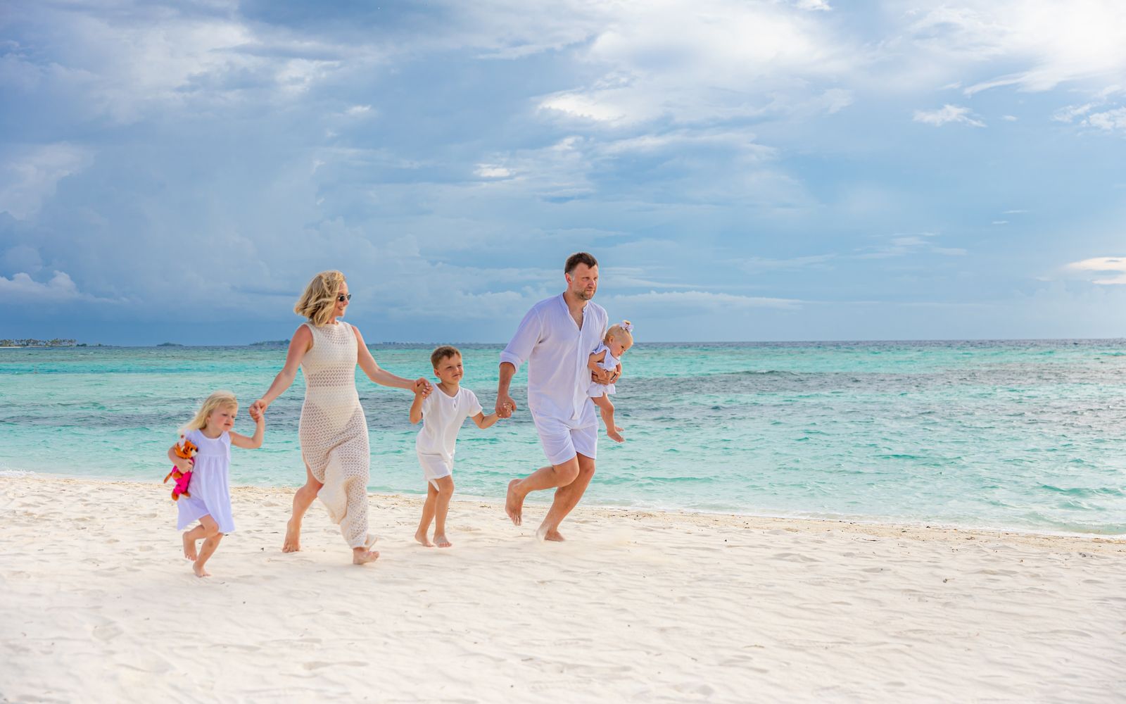 Families enjoying the beach in Los Cabos
